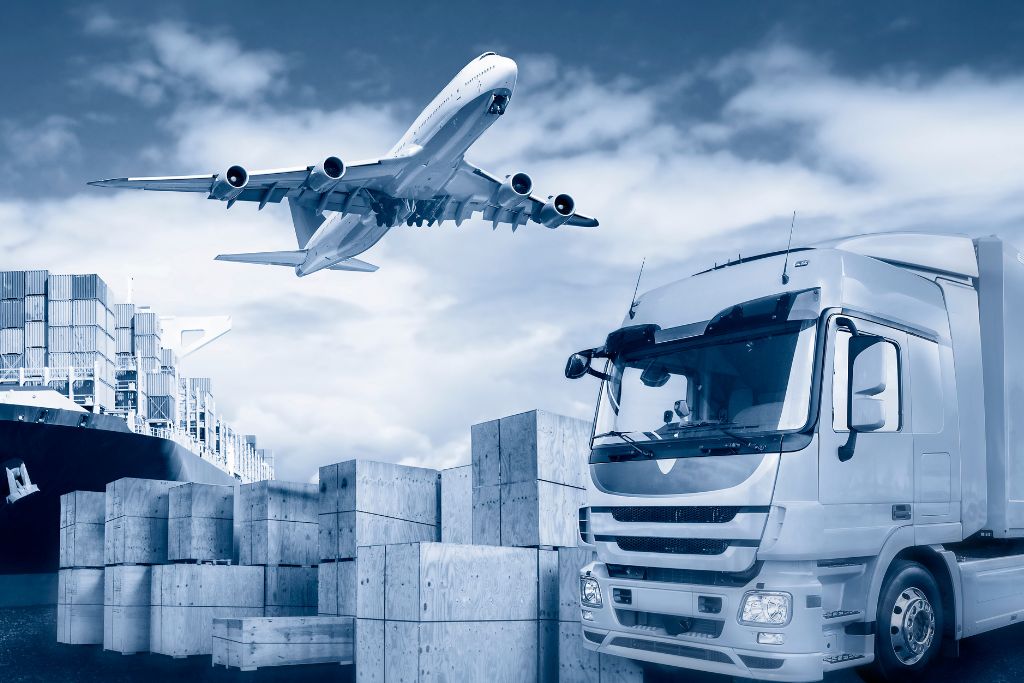 Transport lądowy vs. lotniczy– kiedy wybrać który?