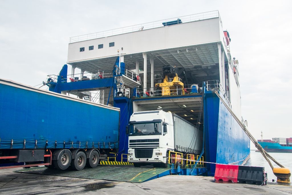 Transport lądowy vs. morski – kiedy wybrać który?